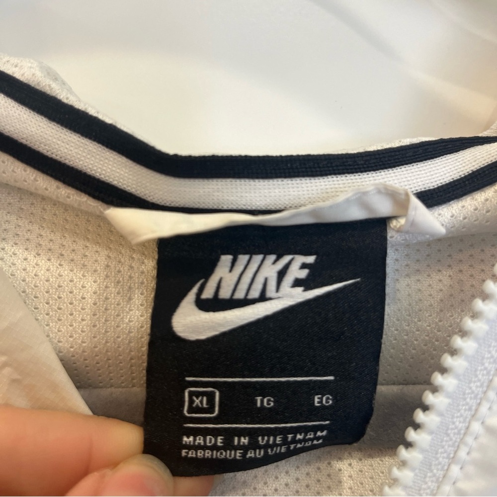 Nike Woman’s Hooded Windbreaker Jacket Colorblock Windrunner Size XL Black White - Picture 5 of 11